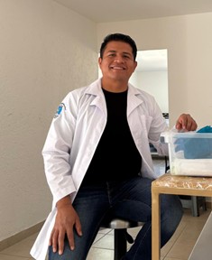 Retrato del M. en C. Agustín Hernández Ramos, integrante del Laboratorio de Entomología Aplicada.